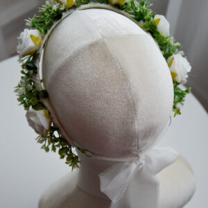 Biały wianek komunijny na głowę z delikatnych kwiatów i zieleni